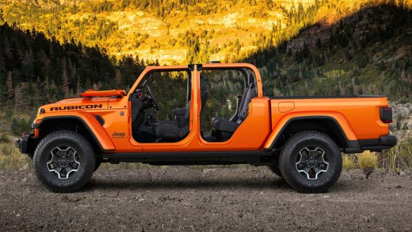 Jeep имаше два нови цвята през 2023 г. Цветът Punk&rsquo;n orange (оранжево) се завърна в гамата на Jeep Gladiator тази година, след като отсъстваше от списъка с опции от 2020 г. и както подсказва името, цветът изглежда като&hellip; тиква. 

Вторият цвят е по-уникален - новият цвят на бикините е тъмен нюанс на синьозелено, който изглежда е вдъхновен от океана.

