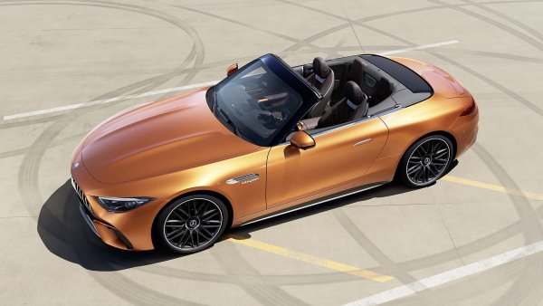 Orange Flame Metallic е специалният цвят за вдъхновеното от Калифорния издание Mercedes-AMG SL63 Big Sur. Това е сянка, която предизвиква залеза. Интериорът е комбинация от ръчно зашита напа кожа Mystic Red и Black.
