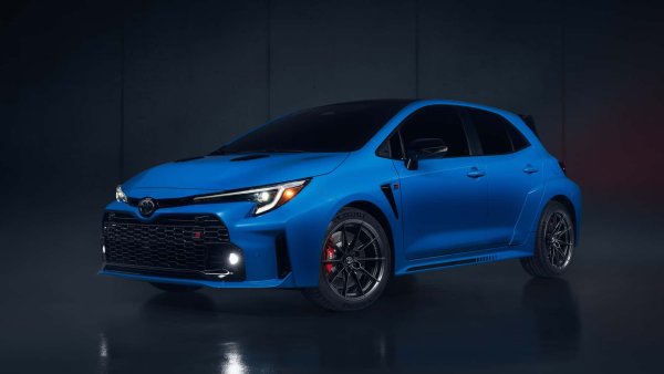 Toyota представи яркия цвят Blue Flame за GR Corolla (2024). С черната тапицерия на автомобила тя подчертава вдъхновените от моторните спортове ъгли на машината и изглежда фантастично. 

За Supra, Plasma Orange е особено привличащ вниманието нюанс, който Toyota представи на ограничени серии модели по целия свят. Япония получи 100 от тях, докато многоцветна версия на този нюанс се появи на GT4 Special Edition в Европа.

На новата Tacoma облицовката TRD Pro се предлага в изключителния цвят Terra. Това е наситен нюанс на оранжево със землист оттенък, който трябва да пасне добре, ако собственикът кара извън пътя в пустинята.