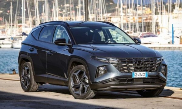 Просторен, добре завършен и с мускулести линии, Hyundai Tucson се предлага с пълна гама двигатели. Те варират от мекохибридната бензинова версия до пълния хибрид и plug-in, също до дизеловите и мекохибридните дизелови решения. Tucson е дълъг 4500 мм , широк е 1865 мм, висок е 1650 мм и има междуосие от 2680 мм. Багажникът е с капацитет от 598 литра при дизеловия двигател със 115 к.с. Пада до 546 при мекия хибрид със 136 к.с.&nbsp;
Двигателят е четирицилиндров 1.6 Crdi, предлаган в два варианта. Този със 115 к.с. без хибридна част се комбинира с предно задвижване и шестстепенна механична скоростна кутия. Мекият хибриден вариант доставя 136 к.с. и два вида скорости &ndash; ръчна и автоматична. Комбинираният разход е 5,1-5,5 л/100 км за версията със 115 конски сили, 4,8-5,3 л/100 км за меката хибридна версия и 5,0-5,3 л/100 км за тази с автоматична скоростна кутия.&nbsp;
Цените започват от 32 900 евро за XTech с двигател 115 к.с., качват се 34 650 евро за мекия хибрид XTech и отиват на 38 750 евро за мекия XLine с автоматична скоростна кутия.
