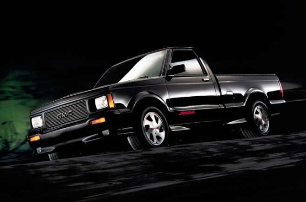 GMC Syclone всъщност е фабрично изработен хотрод с изненадващо количество мощност под предния капак. Започвайки от пикап Sonoma, GMC добави 4,3-литров V6 с турбокомпресор, разработен специално за модела. Накрая  го съчета с четиристепенна автоматична скоростна кутия. Шестцилиндровият двигател генерира 280 к.с.

Списание Car & Driver вярваше, че подразделението за производство на камиони на General Motors има в ръцете си убиец на Ferrari. Подпомогнат от система за задвижване на всички колела със задно задвижване, Syclone победи 348TS в състезание на четвърт миля. Е, за известен период.
