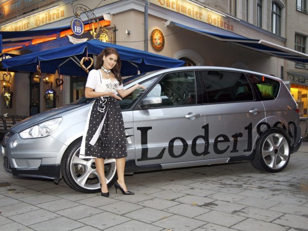 Ford S-Max е официалният автомобил, с който 22 годишната красавица е возена за снимки в Баварските Алпи.