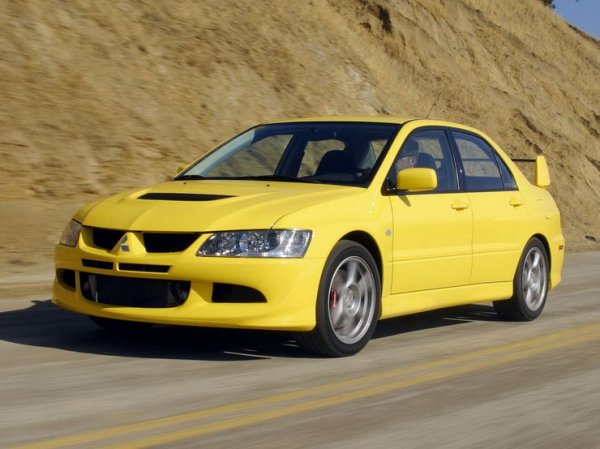 Това, което мнозина не знаят за Supercar Blondie, е, че преди да си купи суперавтомобил, тя кара Mitsubishi Lancer, за да прекосява родния Куинсланд. Като евтина алтернатива на легендарния Lancer Evo, този модел може да се похвали с агресивен външен вид и привлекателен стил на шофиране като по-мощните си събратя. Лесно е да се види защо Lancer поставя основата на любовта на Blondie към шофирането.