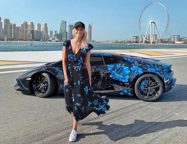 Името на модела означава "ураган" на испански. Като се има предвид, че Huracan LP610-4 насочва 610-те конски сили от 5,2-литровия V10 двигател към всичките четири колела, може да разберете, защо Lamborghini е избрала това име. А поради скандалното клиновидно тяло на Huracan и воя, който се чува от изпускателната система с четири ауспуха, е също толкова лесно да се разбере защо Supercar Blondie си купува този модел. Алекс нарича колата си "Люси", но я продава в началото на 2020 година.