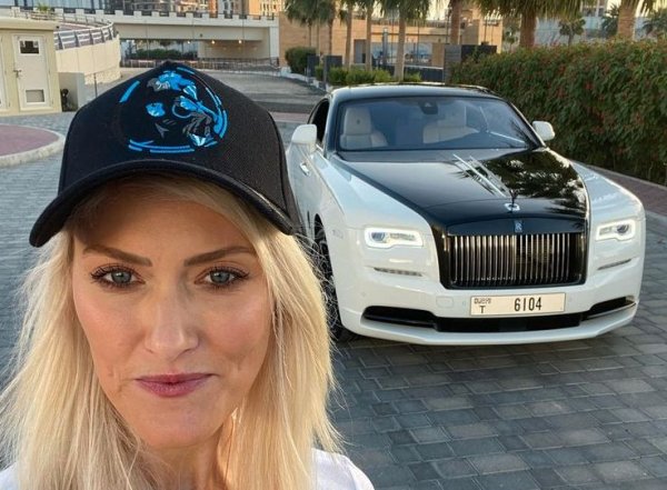 През май тази година Алекс плаща 380 000 долара за Rolls Royce Wraith Black Badge, която да замени "Люси". Суперлуксозното купе превъзхожда такива модели като Bentley Continental GT и почти всяка друга кола в сегмента, осигурявайки върховен лукс, съчетан с екстремни характеристики. 6,6-литровият V12 двигател развива 632 конски сили и ускорява до 100 км/ч за около 4,4 сек.