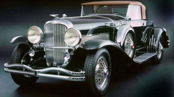 Duesenberg SJ е версията с компресор на Model J и има нещо объркващо в историята му. Въпреки че Duesenberg изгражда общо 38 екземпляра, някои сменят различни шасита, докато други са с премахнати компресори в годините след първоначалната им продажба. Така че, не е изключено да намерите SJ без компресор, въпреки че основната цел на модела е монтирането на компресор. 

Въпреки че произходът му може да е объркващ, неговият грандиозен външен вид е много по-малко спорен. SJ обобщава всички най-добри аспекти на американския автомобилен дизайн по онова време, със селекция от забележителни фирми за модификация, между които могат да избират взискателните купувачи.

Всяко превозно средство се различава леко от другото и е невъзможно да се открои определено шаси като по-добре изглеждащо от предишното, като всички те предават значимост и финес, каквито дори днешните коли трудно осигуряват.

Много оцелели екземпляри сега имат интересни предистории, които допълнително повишават цената. Например, един екземпляр, продаден от RM Sotheby's през 2015 г., е използван като такси в Чикаго за кратък период от време, след като първоначално е построен за наследник на основателя на империята за захарни изделия Mars.
