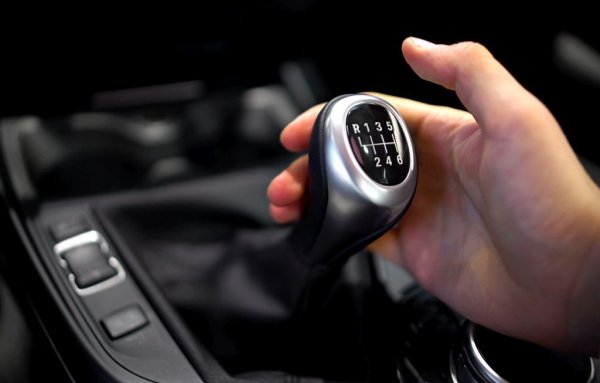 В повечето случи автомобилът с механична скоростна кутия ускорява по-бързо от автоматика. Тук трябва да се поясни, че това се отново се отнася за моделите от ниските класове, на които се поставят по-евтини и съответно по-несъвършени като конструкция автоматици.
