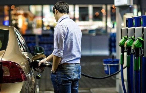 Разходът на гориво при версиите с механични скорости по правило е по-нисък от този на същия автомобил с автоматик. И тук обаче става дума за масовите и по-евтини модели, а не за тези с високотехнологични автоматични скоростни кутии, които могат да бъдат по-ефективни и пестеливи. 

