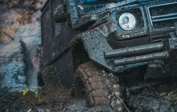 Измъкването от снежен или кален &bdquo;капан&rdquo; при автомобил с механични скорости е по-лесно, отколкото при автомат. Водачът може сам да сменя предавките и да използва полусъединител, докато автомобилът се люлее или буксува.  Автоматът не позволява бърза смяна от предна към задна предавка, а освен това може и да прегрее при подобни условия.
