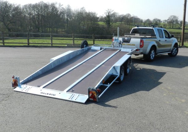 Тегленето на ремарке или взимането на буксир на друг автомобил при машината с механични скорости е далеч по-безопасно с оглед съхраняване на трансмисията. Достатъчно е да се внимава със съединителя при тръгване и превключване, а механиката върши всичко останало. При автоматика натоварването е по-сериозно. От друга страна, при някои по-модерни автомобили автоматикът е комбиниран със специална система за управление на ремарке и всичко става доста по-лесно. 
