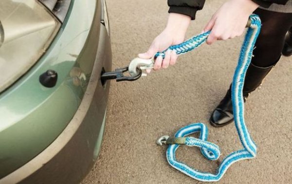 Повреден автомобил с механични скорости може да бъде теглен без ограничения във времето и скоростта. При колите с автоматик обаче действат жестоки ограничения. В повечето случаи действа правилото 50:50 – скорост до 50 км/ч и разстояние от максимум 50 км. А много от производителите не позволяват и толкова. 
