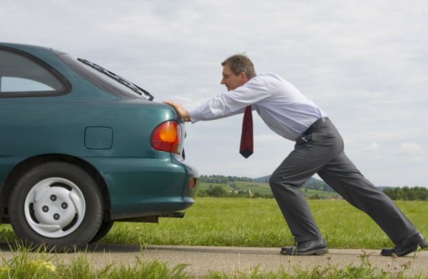 Когато акумулаторът падне или се счупи стартерът, обикновено се стига до опит за запалване на мотора с бутане. При колите с механични скорости проблем няма, но при автоматиците това е невъзможно. Тоест трябва да се извика пътна помощ и автомобилът да се закара в сервиз.
