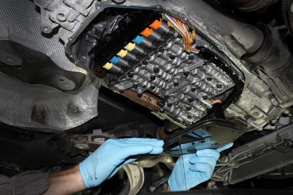 Обслужването на механичните скоростни кутии е по-просто и съответно по-евтино. Маслото в механиката е не повече от 4 литра, като се сменя на големи интервали, често превишаващи 100 000 км. При автоматика маслото е обикновено 6-8 литра, а освен това се сменя и по-често.
