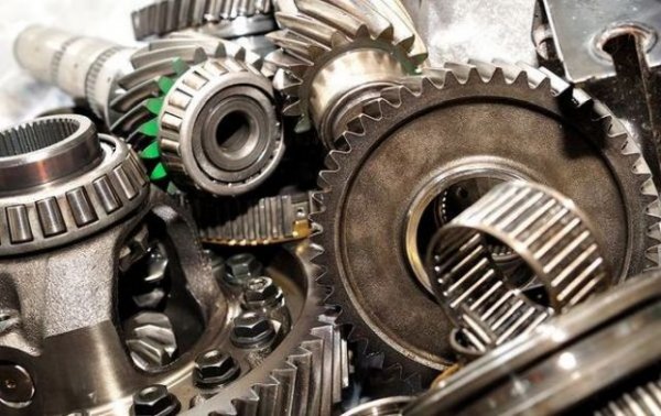 Ако механичната скоростна кутия се счупи, нейният ремонт в повечето случаи ще ще струва по-малко на собственика на автомобила в сравнение с поправяне на автоматична трансмисия.
