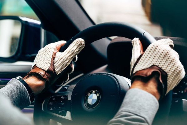 Този известен рекламен лозунг описва пълния контрол върху движението на автомобила с механични скорости. Особено, ако се движиш по път с много завои, но в случая това до голяма степен зависи и от опита на шофьора. За тези, които нямат такъв, автоматът е по-подходящ.
