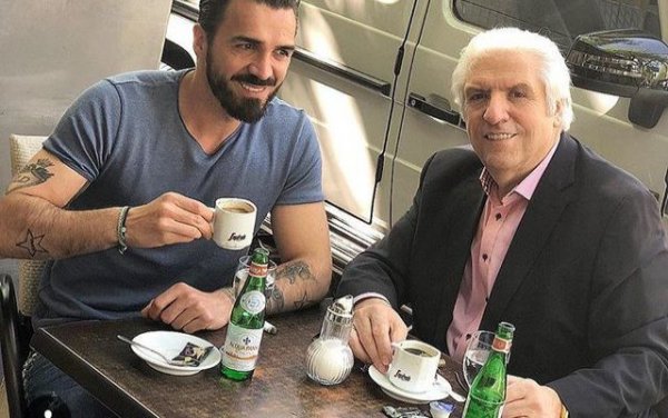 nd.Group е инвестиционната компания на Назиф Дестани, член на най-богатата албанска фамилия в света. Родът всъщност е от село Бозовци, край Тетово, в днешна Северна Македония. Основите на фамилното богатство са поставени от бащата на Назиф, Лазим Дестани, който емигрира от Югославия в Германия през 70-те и там създава туристическата агенция Sharr Tourist. Лазим има три деца, като едното от тях, Блерим Дестани, е киноактьор. 

На снимката: Лазим Дестани (вдясно) с другия си син Блерим, който е актьор
