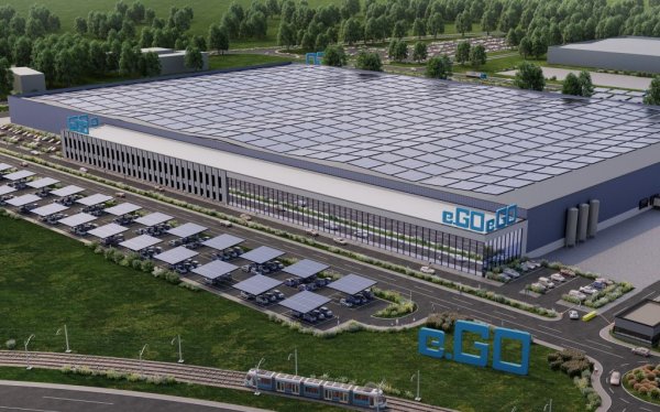 е.GO има амбицията да промени коренно и методите за производство. Вместо на гигафабрики като тези на Tesla, германската компания ще разчита на "микрофабрики" - с годишен капацитет едва няколко десетки хиляди коли, но пък лесни за управление, с по-ефективна логистика и без да нарушават живота на местните общности. 

На снимката: визуализация на бъдещата фабрика в Ловеч
