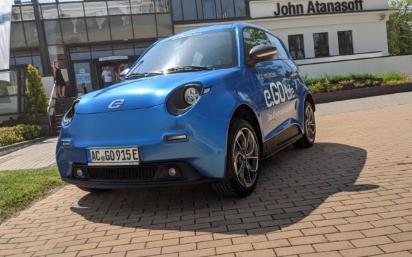 Самите автомобили са замислени така, че да направят производството не само по-ефективно, но и по-гъвкаво. В основата на всички модели на е.GO ще е алуминиева рама, върху която може да се монтира произволно купе от специален, устойчив на одрасквания полимер. Тази конструкция улеснява производството и го прави с около 50% по-бързо от това на конвенционалните електромобили. Гъвкавите модули означават също, че компанията няма нужда да сменя модели, за да въведе нови технологии - било в информационните системи на автомобила, било в батериите. Такива промени могат да се правят в движение.
