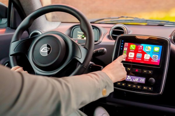 Полимерното купе означава, че е.GO не се нуждае от най-скъпите за строителство цехове в един нормален завод за автомобили - като формовъчна преса, каросерийна сглобка, бояджийски цех. 
Производствените разходи са едва около 20 на сто от тези на компании като Tesla например. Благодарение на това, уверявава проф. Херман, е.GO се нуждае от едва 14 000 произведени автомобила, за да излезе на печалба, докато при конвенционалните производители това се постига при стотици хиляди произведени бройки. 
