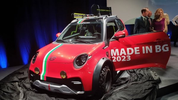 е.GO за момента разполага с три модела - Life, Life Sport и Life Cross, като според официалното обявление в България ще се прави и най-интересният от тях - повдигнатият Cross. 
Иначе базовият модел ползва 21.5-киловатчасова батерия, която осигурява 125 км пробег в смесен цикъл и 171 км в градска среда (по тестовете на WLTP). Батерията се зарежда от мрежата за 5.7 часа. 
Теглото на автомобила е 1231 кг, а максималната скорост - 122 км/ч. 
