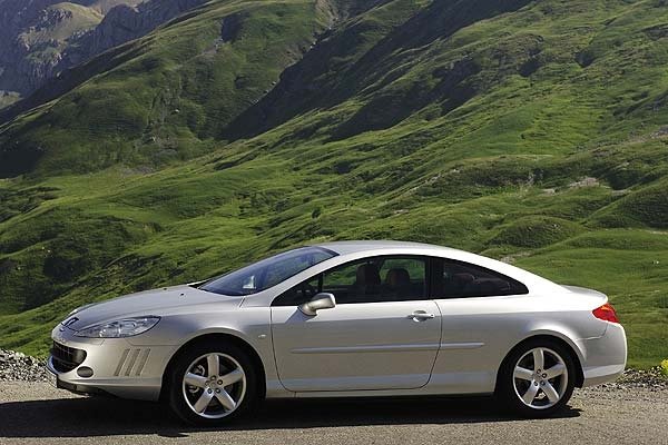 Купето е по-дълго от лимузината, въпреки че колесната база е една и съща. 