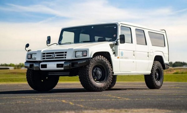 Японският отговор на Hummer през 80-те години. Mega Cruiser е най-големият модел с пълно предаване, правен някога от Toyota, и първоначално е само за нуждите на японската армия. После обаче в отговор на големия интерес, лимитирано количество е пуснато за продажба през дилърите на марката в Япония, а други бройки са предоставени на пожарните служби в страната. Общо около 3000 бройки от Mega Crusier са сглобени преди спирането на модела през 2001, от тях едва 133 са продадени на частни клиенти. Чудовището се задвижва от 4.1-литровия турбодизел (15B-FTE I4, 153 конски сили), съчетан с 4-степенен автомат Aisin A443F. 


