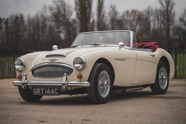 Пословично ненадеждна, но и много обичана британска спортна кола от 60-те години (дебютирала през 1959). Шасито на Austin-Healey 300 се произвежда почти ръчно от Jensen Motors и след това се сглобява във фабриката на MG. Двигателят е 2.9-литров редови с шест цилиндъра. Третата и последна версия на модела, от която е и внесената в България бройка, се прави от 1964 до 1967 и вече дава 150 коня мощност вместо 136. 
Близо 90% от всички произведени бройки от 3000 са изнесени в Северна Америка. Малкото останали са сред най-успешните състезателни автомобили на епохата в Европа, с победи на трасета като Льо Ман и Зебринг. 

