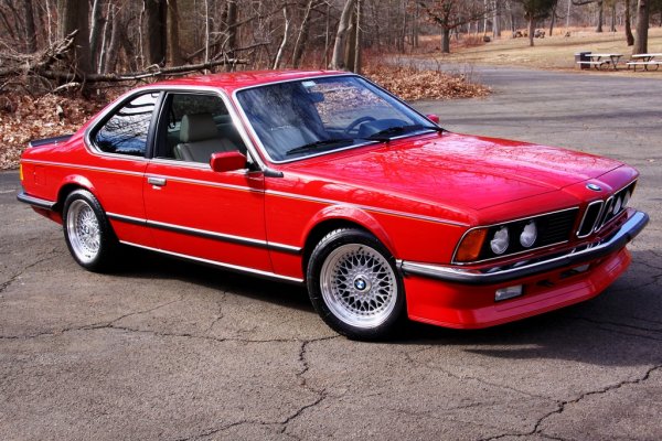 Почти фалирала през 50-те, после BMW се замогва повторно покрай успеха на Neue Klasse и през 70-те вече отново смее да мисли за по-големи и луксозни модели. През 1976 се появява Е24 - първото поколение на Серия 6, истински гранд турър с дизайн на блестящия Пол Брак. А през 1983 на Франкфуртския автосалон е представена върховата му версия - М635CSi, с подсилена до 286 конски сили версия на двигателя M88. Произведени са общо 5855 бройки от този автомобил, от които 1767 - за американския пазар (с намалена до 260 коня мощност). В България тази година са дошли два от тези 5855 екземпляра. 
