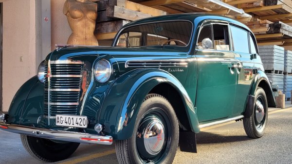 Съветските автомобили трудно биха намерили място сред истинските автомобилни класики. Но този Москвич има достатъчно интересна история, за да попадне в списъка. През 1940 в Москва започва да се прави КИМ-10-50, първият съветски компактен модел, копиран от Ford Prefect. Войната прекъсва производството, а след края й СССР слага ръка на поточната линия за Opel Kadett K38. През юни 1945 лично Йосиф Сталин нарежда четиривратият Kadett да се превърне в първия масово произвеждан съветски автомобил. На помощ са привлечени германски инженери, работещи в съветската окупационна зона. Заводът КИМ е прекръстен на МЗМА, и на 9 декември 1946 произвежда първия Москвич 400 - с 4-цилиндров двигател с обем 1074 куб. см, 23 конски сили мощност и ускорение от 0 до 80 км/ч за... 55 секунди (максималната скорост е 90 км/ч). През 1954 излиза подобрената версия Москвич 401, вече с цели 26 коня. 
