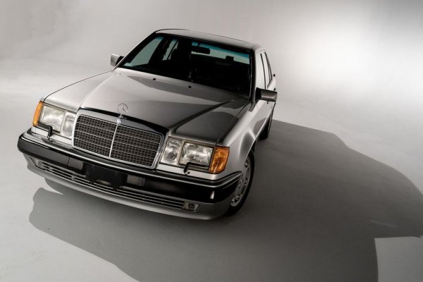 В края на 80-те Mercedes иска да създаде свой отговор на много успешното BMW M5. По онова време обаче AMG още не е част от компанията, а самостоятелно тунинг ателие. Затова Mercedes се обръща за помощ към... Porsche. На инженерите в Цуфенхаузен е възложено да проектират нова върхова версия на тогавашната Е-класа (W124), като използват петлитровия V8 от SL, и да подобрят аеродинамиката. Последното обаче довежда и до необичаен гаф. Новата кола, с означение 500Е, се оказва толкова раздута в калниците, че не може да мине по поточната линия на Mercedes в Зинделфинген. Стига се до най-странното производство в историята: компонентите се произвеждат от Mercedes, после се карат за сглобяване в Цуфенхаузен. После се връщат с камиони обратно в Зинделфинген за боядисване. След изсъхване се връщат при Porsche за монтиране на двигателите. И накрая - отново в Зинделфинген за финална инспекция и дистрибуция към дилърите. Благодарение на тази схема производството на един автомобил отнема не няколко часа, като при обикновената W124, а цели 18 дни. Произведени са едва около 10,000 бройки, всяка с 5-литровата версия на легендарния M119 V8, с 326 конски сили.