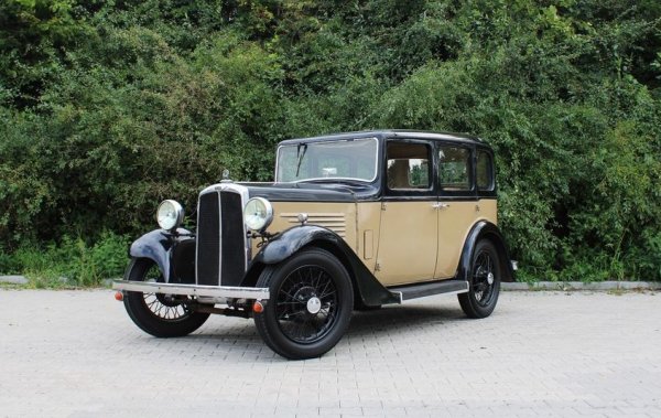 Малцина днес изобщо са чували за BSA - британска марка, появила се в Бирмингам през 1907 и произвеждана в една и съща фабрика със също позабравената днес Lanchester Motor Company. BSA S10 E е малък автомобил, правен за BSA от дъщерната й компания Daimler Company Limited (съвсем различна от германския Daimler) в опит за оцеляване по време на Голямата депресия. Двигателят е с обем 1185 куб. см. 
