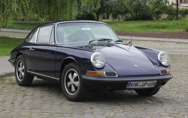 "Бюджетната" версия на 911, лансирана от Porsche през 1965 и останала в производство до 1969. Задвижването разчита на 1.6-литровия боксер с въздушно охлаждане от последните серии на Porsche 356, но с намалена до 102 конски сили мощност. Не е най-рядкото възможно Porsche при над 32,000 произведени бройки. Но пък това значи, че можете да се сдобиете с класическия дизайн срещу относително приемлива сума. 
