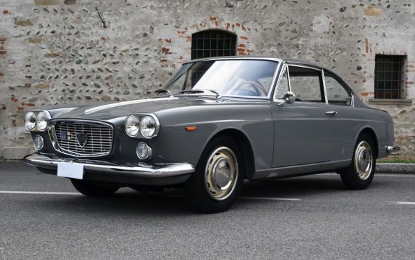 Eдин от последните собствени модели на независимата Lancia, преди финансовите затруднения да тласнат славната компания в лапите на Fiat през 1969. Flavia е представителен седан, дебютирал на автосалона в Торино през 1960 с 1.5-литров мотор и няколко различни версии с дизайн съответно от Pininfarina, Vignale и Zagato. По-късно двигателят е увеличен до 1991 куб. см. През 1970, вече под шапката на Fiat, моделът е освежен и прекръстен на Lancia 2000. 
