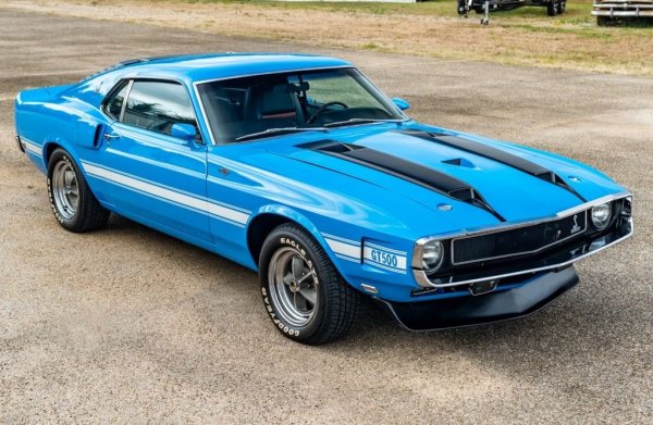 От началото на годината в България са внесени няколко бройки Shelby GT350 и GT500, но, доколкото знаем, всички освен един принадлежат на съвременната версия на модела, от ХХI век. Едничкото изключение е много рядък G.T. 500 от 1970 година, с легендарния 7-литров V8 мотор, разработен по принцип за полицейския Interceptor. По същество колата е произведена през 1969 и след това просто нейният VIN номер е подновен, така че да се води 1970. Общо такива има само 789 бройки. 
