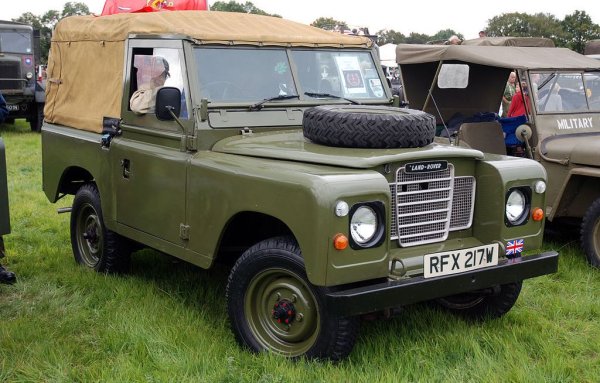 Не сме сигурни за кое поколение на класическия Land Rover става дума - единственото указание от регистрацията е числото 88, което е междуосието в инчове. Това обаче не помага много, защото и трите поколения (правени между 1948 и 1985) имат такава къса версия. А и това няма значение, защото и трите са вече официални класики, а и не се отличават особено едно от друго - до такава степен, че лява врата от началото на 50-те идеално пасва не само на последните произведени бройки, но и на наследника Defender от началото на новия век. Особеният чар на тази неугледна машина само ще расте с годините. 
