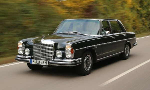 Рудолф Уленхаут, легендарният конструктор на Mercedes, имал доста тънко ухо за шума от двигателя - и когато чул осемцилиндрово боботене от един преминаващ край него W109, веднага привикал шофьора му - млад инженер на име Ерих Ваксенбергер. Ерих честно си признал, че на своя глава е монтирал върху седана чудовищния V8 двигател от флагмана Mercedes 600. Уленхаут, вместо да го накаже, му поръчал да започва работа върху серийното производство. Така се родил 300 SEL 6.3 - изключително рядък (6526 произведени бройки), изключително скъп и баснословно сложен за поддръжка автомобил, който днес е колекционерска мечта. 

