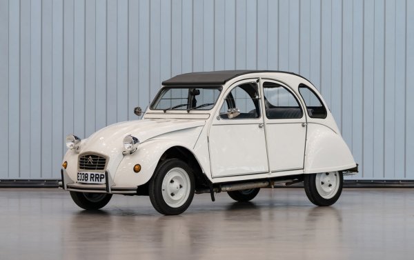 Французите го наричаха "чадъра на колела". 2CV (от deux chevaux, два коня, макар че оригиналната мощност бе 9 к. с.) бе опитът на Citroen да създаде максимално евтин, непретенциозен и икономичен автомобил. Рецептата се оказа успешна и колата, обезсмъртена от Луи дьо Фюнес, остана в производство от 1948 чак до 1990. Версията 2CV 6 датира от 70-те години, и е с работен обем 602 куб. см. 
