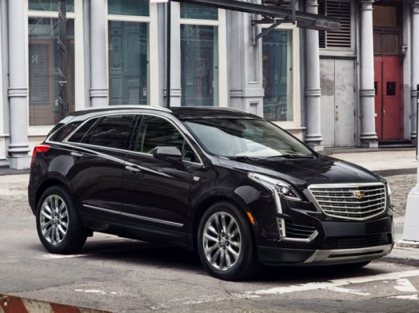 Кросоувърът Cadillac XT5 двойката използва често за посещения на благотворителни мероприятия. Преди да се пресели в Англия, Мегън имаше рекламен договор с американското подразделение на Audi, но актрисата беше принудена да го прекрати, след като напуска САЩ.