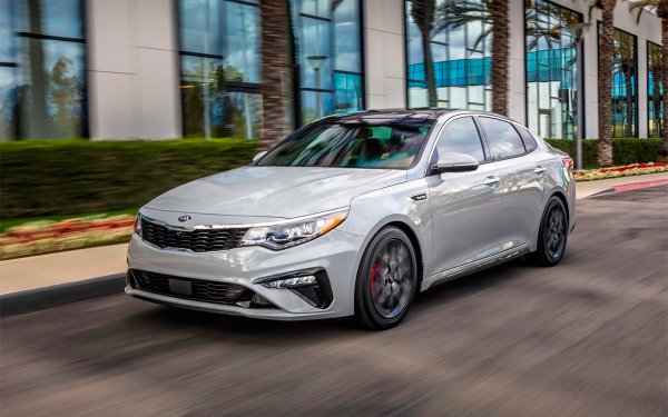 Трудно е да се повярва, но американски папараци успяха да "хванат" Маркъл, принц Хари и синът им Арчи, докато пътувана със сребриста Kia Optima по улиците на Лос Анджелис. Според журналисти, херцозите на Съсекс използват колата именно с цел да заблудят фотографите, които дебнат всяка една тяхна крачка и в Щатите. Зад волана на автомобила беше самият Хари.