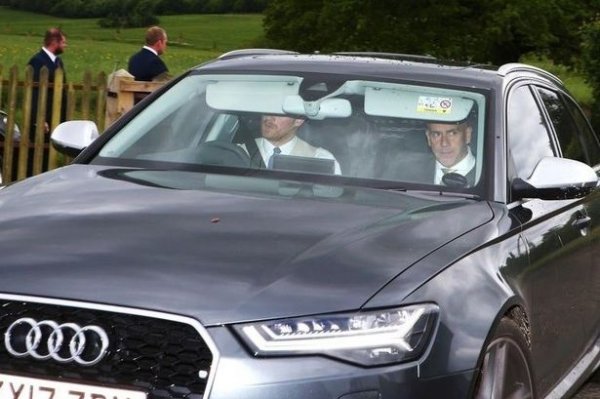 Една от любимите коли на принц Хари, докато живееше в Англия, беше именно Audi RS6 с 530 коня под капака в цвят Daytona Grey с 21-инчови джанти. С тази кола той посрещаше и возеше Мегън Маркъл, когато тя пристигаше на Острова, преди да стане негова съпруга. Английското Audi на Хари беше изложено за продажба след заминаването на принца за САЩ, като е оценено на 71 900 лири.