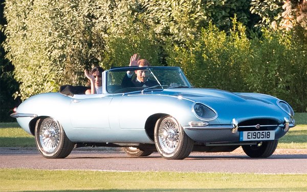 Това е най-необичаният автомобил, на който са се возили херцозите на Съсекс. Именно с преоборудвания кабриолет Jaguar E-Type Zero двамата напуснаха Уиндзор веднага след сватбената си церемония, за да посетят частния прием на принца на Уелс във Фрогмор Хаус.