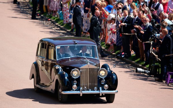 Сред автомобилите, използвани от двойката по време на сватбата им, трябва да бъде отбелязан и колекционерския Rolls-Royce Phantom IV с двигател с обем 5,7 литра. С него Мегън пристигна на самата церемония. Същият автомобил беше използван и на сватбата на принц Уилям и Кейт Мидълтън.