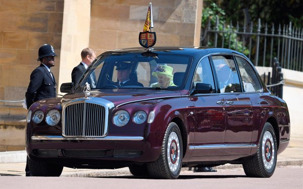 На свой ред Хари пристигна на тържеството си с два Range Rover (единият за охраната), докато кралица Елизабет II и останалите членове на семейството пътуваха с много редки и скъпи модели на Rolls-Royce и Bentley.