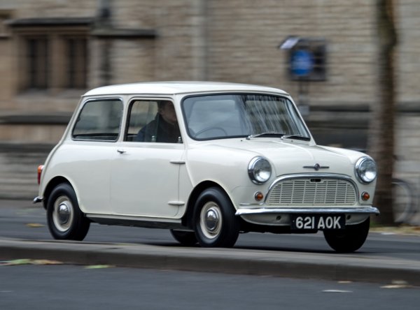 През 2015 г. компанията Virgin съобщи, че нейният основател основно кара голф-количка или електрически велосипед, ако се намира на територията на Британските Вирджински острови. Първата кола на милиардера е Morris Mini-Minor от 1968 г. Брансън заема 478-о място в класацията на Forbdes със състояние от 4,1 млрд.