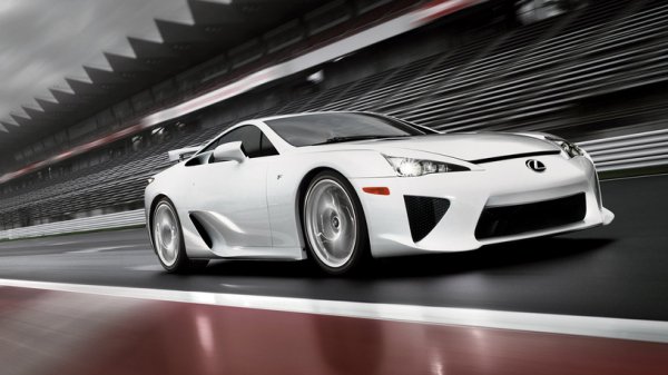 Твърди се, че това е най-впечатляващият модел в историята на Lexus. Както и че в компанията умишлено не пускат негов наследник, тъй като първото поколение е вдигнало летвата твърде високо. Хора, които са се возили в тази кола, са категорични, че искат да слушат нейния мотор, а не музиката в купето.
Динамиката на Lexus LFA е впечатляваща – ускорението от 0 до 100 км/ч отнема 3,7 секунди, а максималната скорост е 326 км/ч. За своя кратък живот тази суперкола е подобрила редица рекорди и е надвила много от конкурентите си на пистата. За 2 години от автомобила са произведени точно 500 бройки.
