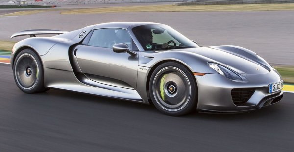 От ноември 2013 до юни 2015 г. германският производител пусна модела 918 Spyder, като от него бяха произведени точно 918 бройки, всяка на цена от 1 млн. евро. Този автомобил е още по-впечатляващ, тъй като представлява хибрид, съчетаващ бензинов V8 двигател и 2 електромотора. Именно атмосферният мотор с обем 4,6 литра и мощност от 608 к.с. успява да достигне 9150 об/мин.
Общата мощност на силовия агрегат при Porsche 918 Spyder е 887 к.с. и 1280 Нм, което позволява ускорение от 0 до 100 км/ч за 2,5 секунди и развиване на максимална скорост от 351 км/ч.
