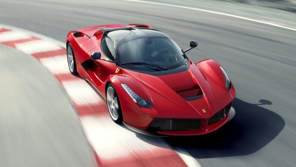 Този модел вече се превърна в легенда и спокойно може да бъде наречен „най-безумното Ferrari в историята на марката”. Това е най-мощният и най-модерен модел на италианците, а също така е и първият техен хибрид. Само 499 щастливци успяха да се сдобият с тази кола, която струва повече от 1 млн. долара. Благодарение на карбона в каросерията теглото на автомобила е само 1,6 тона.
 