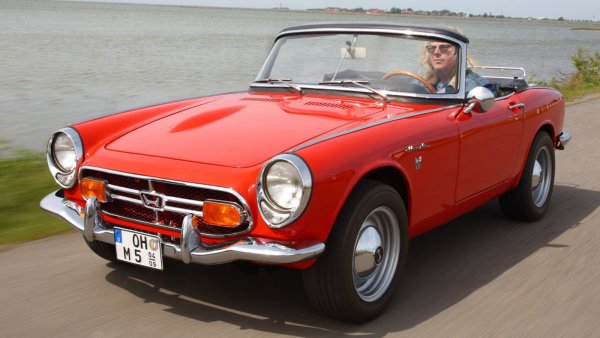 Компанията Honda винаги е имала слабост към високоборотните двигатели, като това се дължи най-вече на нейната връзка с мотоциклетите. Мнозина навярно си спомнят роудстъра S2000, чийто атмосферен 2,0-литров мотор предлагаше 240 к.с. и се развърташе до 9000 об/мин. Дали обаче някой си спомня предшественика на този автомобил?
 