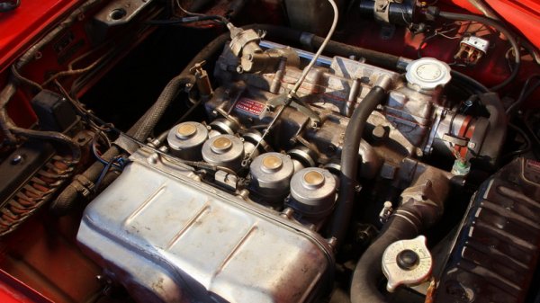 Това е Honda S800, от която през периода 1966-1970 г. са произведени 11 536 бройки. Лек и изящен, двуместният автомобил се предлага като купе и роудстър, като е оборудван с 4-цилиндров мотор с обем 0,8 литра. Той разполага само със 70 к.с., но това не пречи S800 да стане първият модел на Honda, развил скорост от 160 км/ч. По това време S800 е най-бързият сериен автомобил на света с двигател до 1 литър. Заслугата е именно на мотора, който достига впечатляващите 10 000 об/мин.
