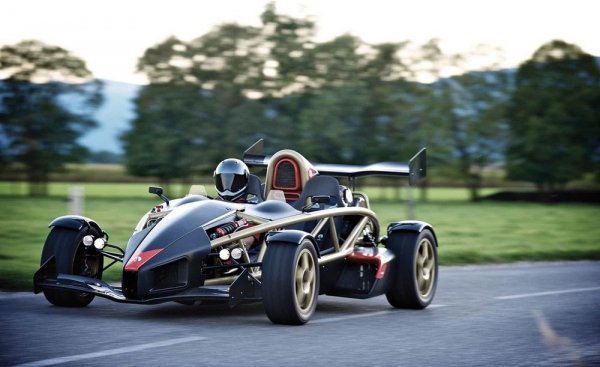 Британската компания Ariel Motor пуска малки тиражи от този модел, носещ красноречивото име Atom. Той позволява на шофьора да се чувства като пилот от Формула 1 – тесен кокит, открити колела, картинг-управление и ускорение от 0 до 100 км/ч за 3,1 секунди. Това е постигнато благодарение на ниското тегло – 520 кг. и на 2,0-литровия атмосферен двигател на Honda с 245 к.с. при 8600 об/мин.
